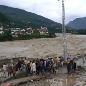 Pakistán pide ayuda internacional por inundaciones; van más de mil muertos