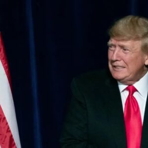 Trump pide a corte impedir que FBI revise documentos incautados en mansión