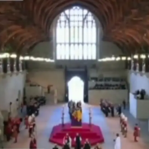 Rey Carlos III encabeza ceremonia religiosa para Isabel II