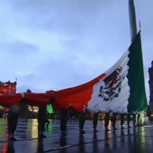 AMLO encabeza izado de bandera en memoria de víctimas por sismos de 1985 y 2017
