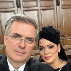 «¡Selfie en funeral?»: critican a Ebrard en redes sociales