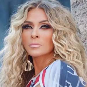 ¡Vaya susto! Se sube cucaracha al cuello de Yuri en pleno concierto