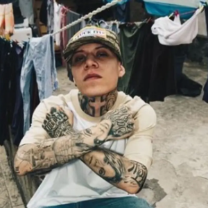 Ángel Quezada, conocido como Santa Fe Klan, fue detenido y fue el propio cantante que compartió el momento en sus historias de Instagram.