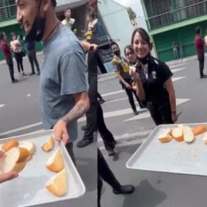 Viral. Hombre reparte bolillo tras sismo