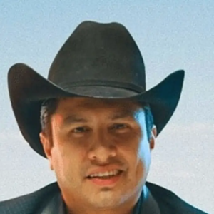 Critican a Julión Álvarez por broma machista a su esposa