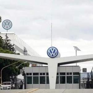 Acuerdan Volkswagen y sindicato y posponen huelga