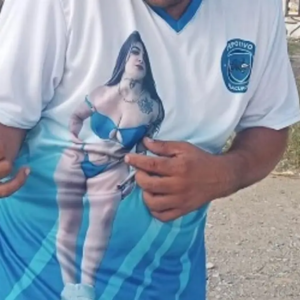 Uniformes de fútbol con imagen de Karely Ruiz