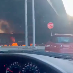 Pipa explota tras chocar contra un tren
