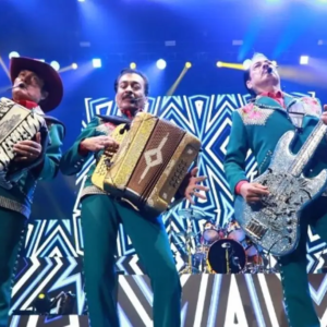 Los Tigres del Norte se enteran de la muerte de su mamá en pleno concierto