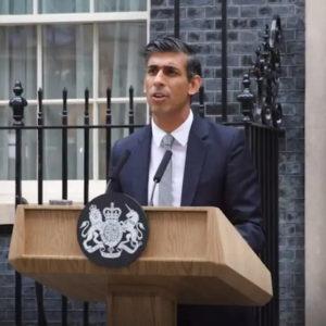 Rishi Sunak se convierte en primer ministro del Reino Unido; enfrenta crisis económica