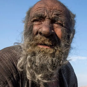 Muere el hombre más sucio del mundo; no se bañó en 60 años