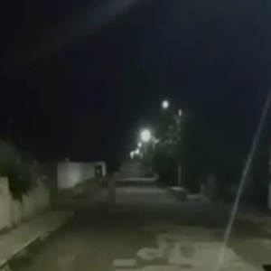 Captan a extraña mujer que atraviesa calle lentamente y desaparece