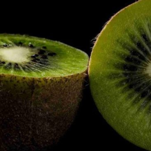 Por qué debemos comer kiwi cada día