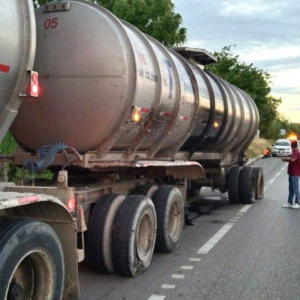 Tráiler se incinera en la carretera Tampico-Mante