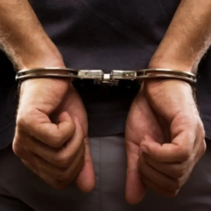 Hombre condenado a cadena perpetua se saca los ojos y se los come en prisión