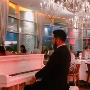 Pianista toca «en el radio un cochinero» en lujoso restaurante