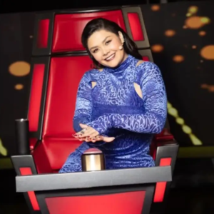 Yuridia da todo su concierto con el pantalón al revés