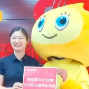 Hombre se disfraza para retirar su premio de la lotería