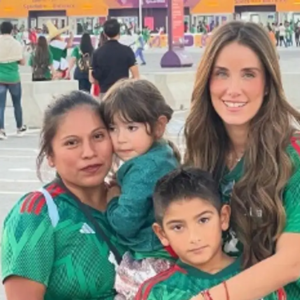 Critican a esposa de Andrés Guardado por llevar a niñera de sus hijos a Qatar