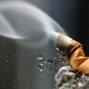 Nueva Zelanda aprueba ley que prohíbe progresivamente la venta de tabaco