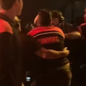 Viral, jaloneo a integrante de Slikpnot al confundirlo con fan en concierto