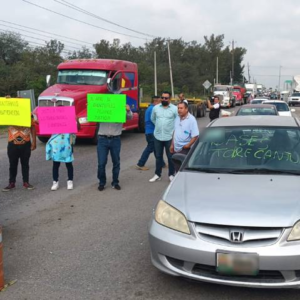 Trabajadores del Hospital «Dr. Rodolfo Torre Cantú» bloquean carretera Tampico-Mante, exigen basificación