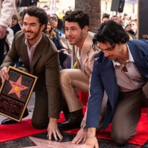 Jonas Brothers reciben su estrella de Hollywood y lanzarán disco en mayo