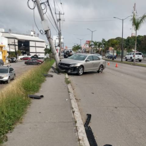 Conductor se impacta contra un poste en la avenida Universidad