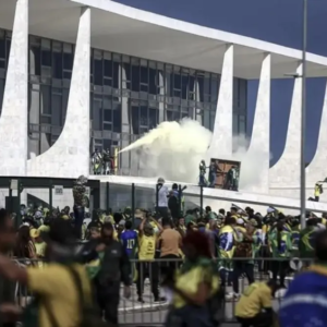 Al menos 1.200 bolsonaristas, detenidos en campamento frente al Ejército