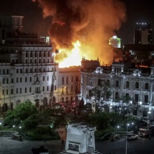 Incendio arrasa casona durante protestas en Lima, Perú