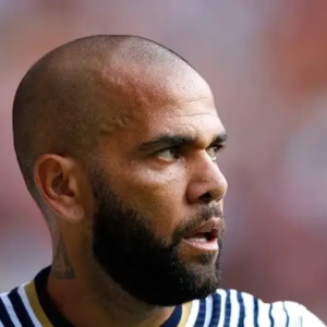 Detienen al futbolista Dani Alves por agresión s3xual