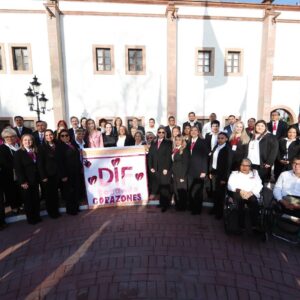 REFRENDA SISTEMA DIF NUEVO LAREDO COMPROMISO DE TRABAJAR POR MÁS VULNERABLES EN CEREMONIA DE HONORES
