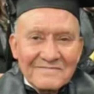 ABUELITO DE 64 AÑOS TERMINA SU TERCERA MAESTRÍA Y SE VUELVE UNA INSPIRACIÓN EN REDES SOCIALES