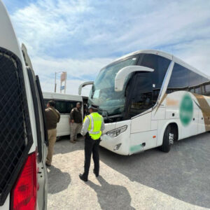 Hallan a 130 migrantes hacinados en cuatro camionetas con destino a la frontera