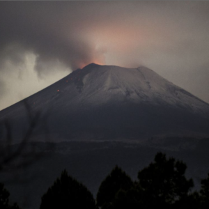 CAPTAN EXTRAÑAS LUCES ROJAS ALREDEDOR DEL CRÁTER DEL POPOCATÉPETL | VIDEO
