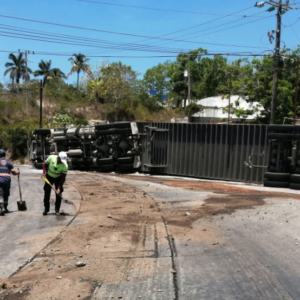 Tráiler vuelca en la curva de la muerte en Pueblo Viejo