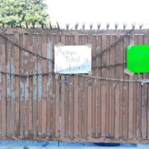 Padres de familia encadenan puertas de primaria evitando ingreso de directora en Tampico