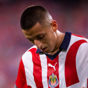Un mexicano vacuna a Chivas; lo deja al borde del KO en Leagues Cup