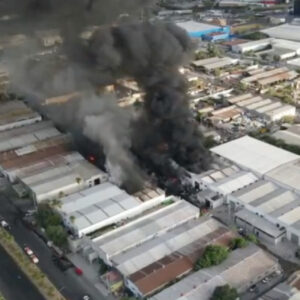 Incendio consume bodegas en Apodaca, Nuevo León