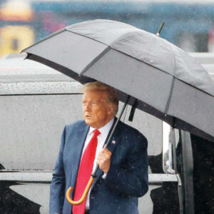 Trump se aferra a inocencia; juicio por conspiración