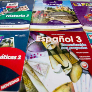 Piden a padres devolver libros