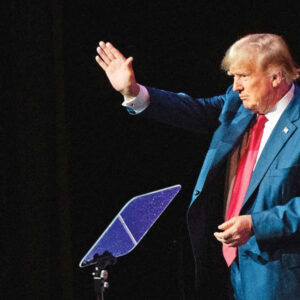 Trump se lanza ahora contra jueces y fiscales