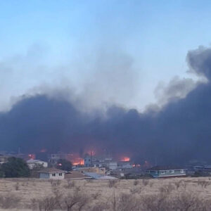 Incendios forestales en Hawái provocan evacuaciones masivas y casas destruidas