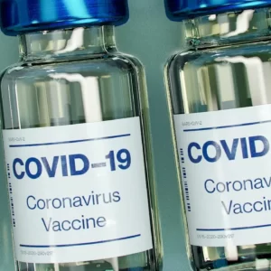 Desarrollan nuevas vacunas para el Covid-19 mientras se extiende la variante Eris