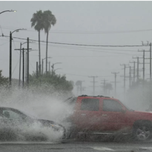 Hilary azota con fuertes lluvias al norte de México y al sur de California