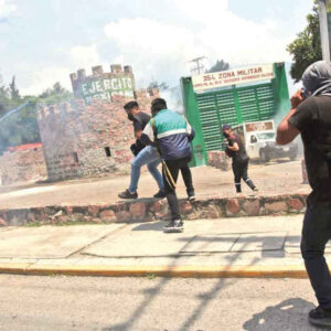 Normalistas desatan caos frente a cuartel