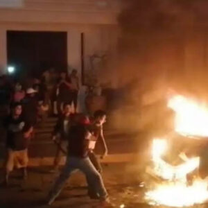 Dos hombres matan a una mujer y terminan quemados por una turba de vecinos