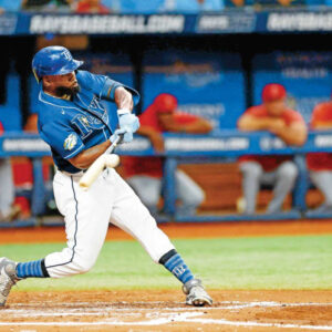 Randy Arozarena se vuela la barda y luce con Rays