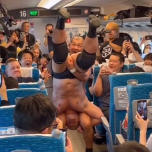 Dos luchadores realizan combate en el tren bala de Japón