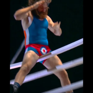 Hombre rompe tablas con genitales para tener RƩcord Guinness